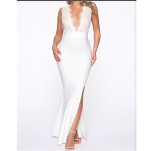 I’m selling a fashion nova white dress